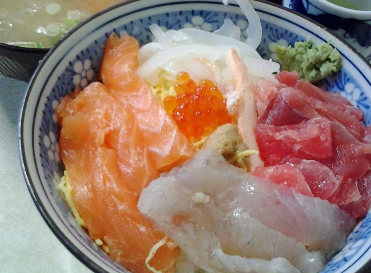 寿司亭(市場の食堂)