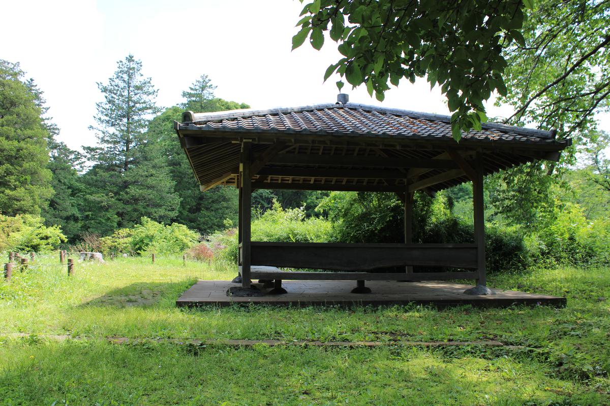 東屋（築山）